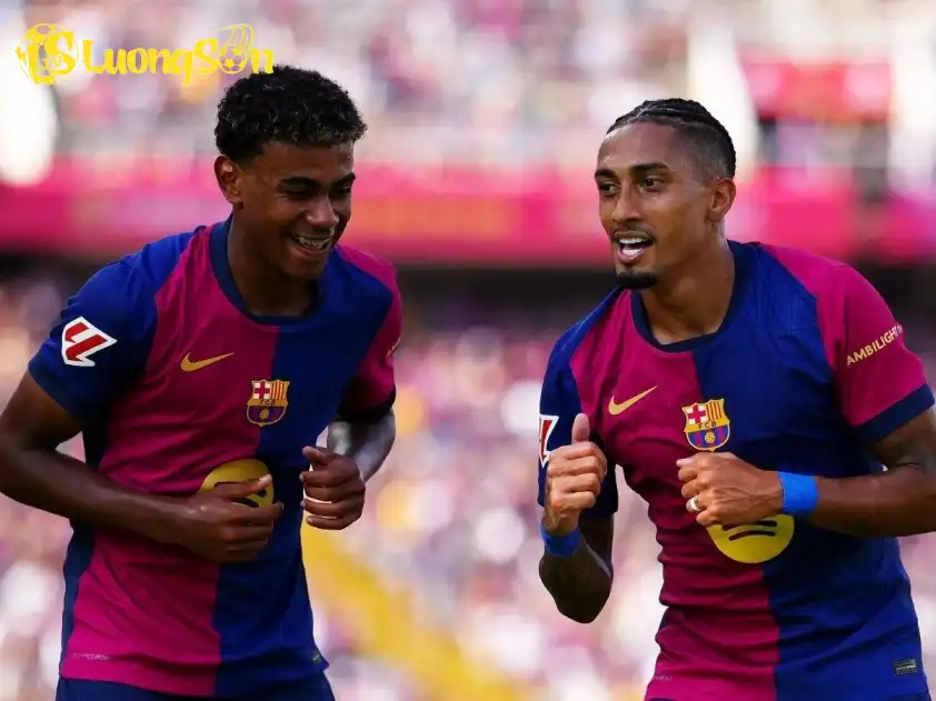 Với sự thiếu vắng của Lewadowski, Yamal và Raphinha sẽ mang trọng trách gánh vác hàng công của Barca ở thời điểm hiện tại (Ảnh: Goal)