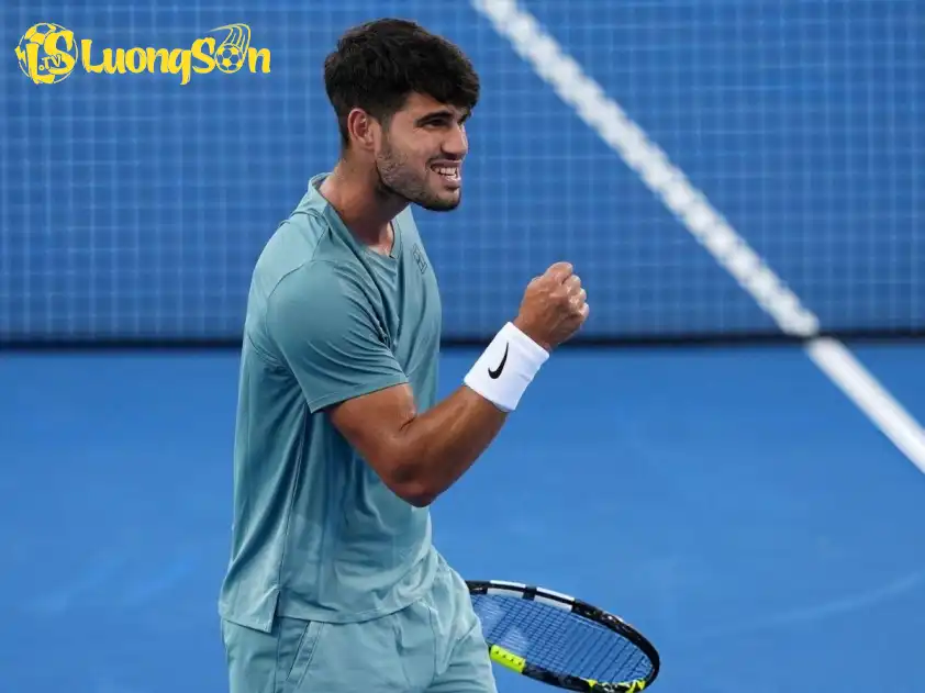 Carlos Alcaraz hoàn thiện hơn cú giao bóng - điểm hạn chế hiếm hoi của anh trước đây