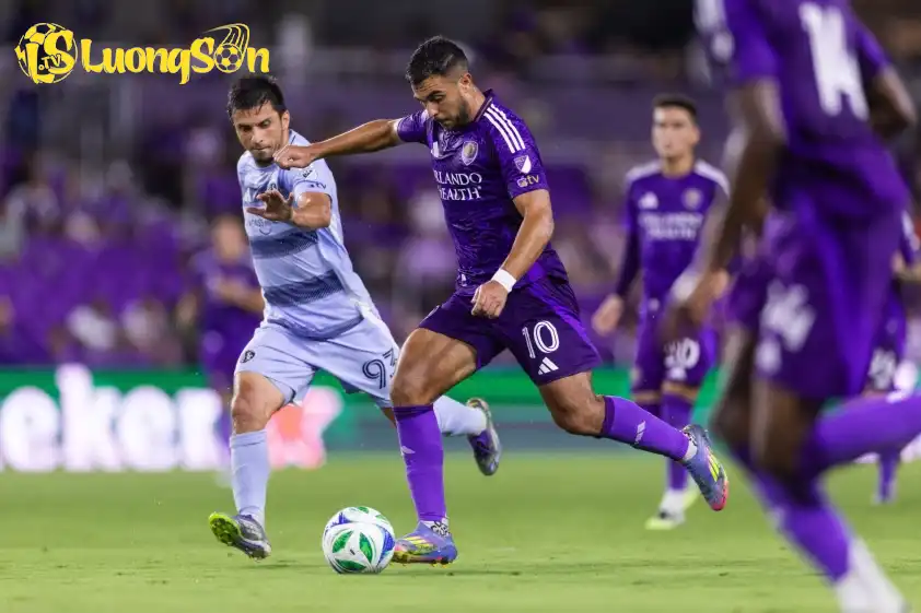 Toluca rất hay nhưng Orlando City (tím) đang sẵn sàng tạo nên những bất ngờ thú vị