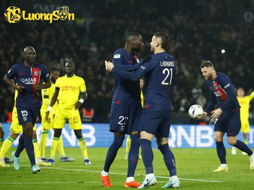 Thầy trò HLV Enrique đang vô cùng hưng phấn sau danh hiệu đầu mùa (Ảnh: Ligue 1)