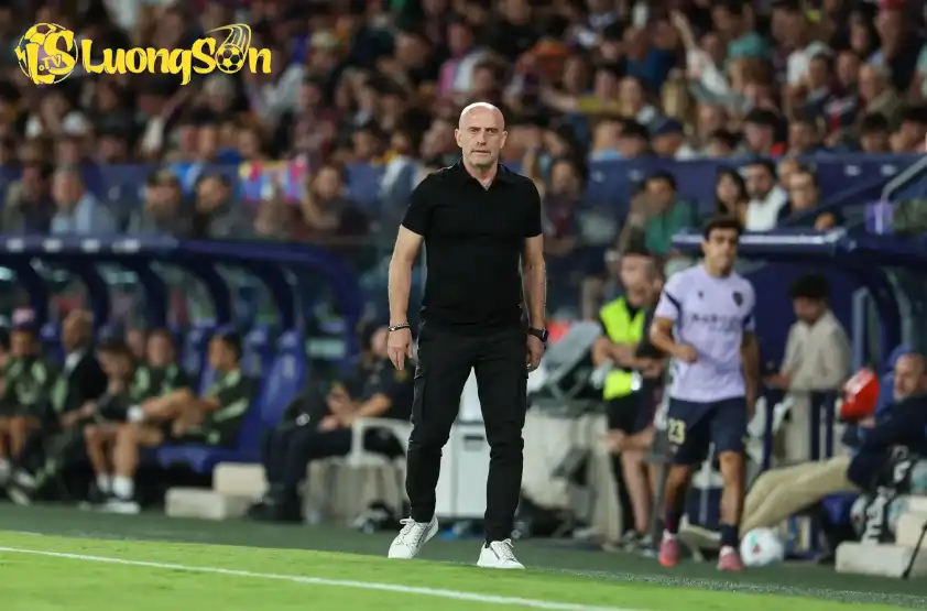 HLV Calero liên tục theo dõi diễn biến trên sân để điều chỉnh nhân sự. (Ảnh: Instagram)