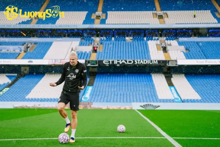 Haaland tập luyện tại sân Etihad