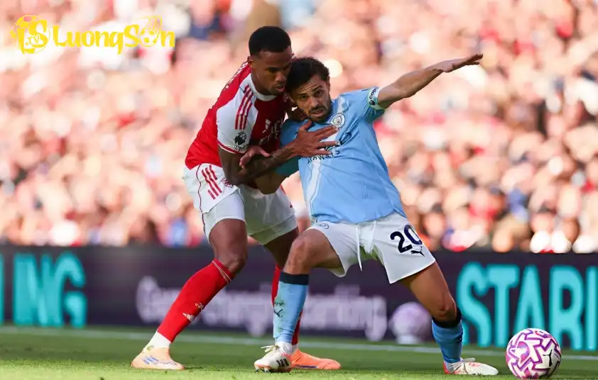 Arsenal đã chơi hay hơn và buộc Man City phải phòng ngự phản công