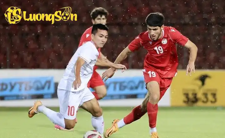 U23 Tajikistan (áo đỏ) được dự đoán sẽ chiến thắng.
