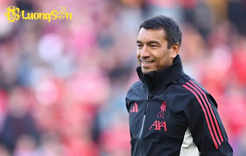Giovanni Van Bronckhorst sẽ dẫn dắt Liverpool trong trận đấu với Crystal Palace tại vòng 4 Carabao Cup