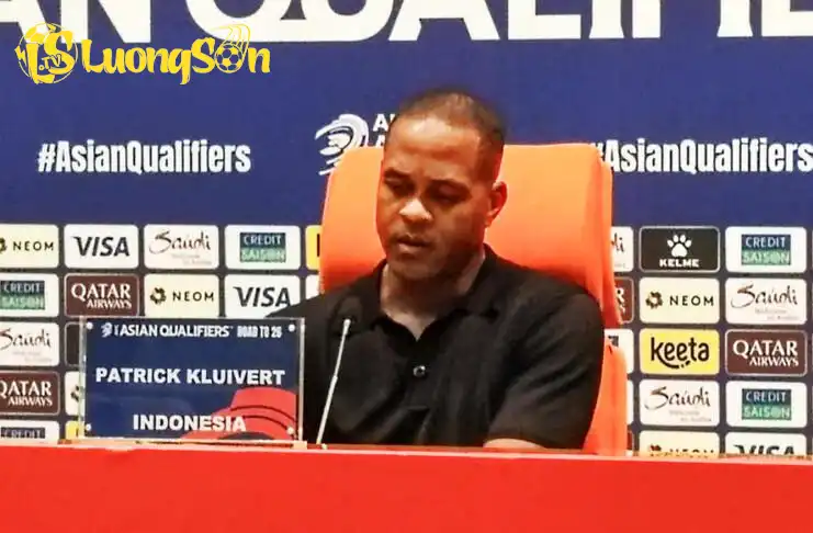 HLV Kluivert thất vọng trong buổi họp báo sau trận.