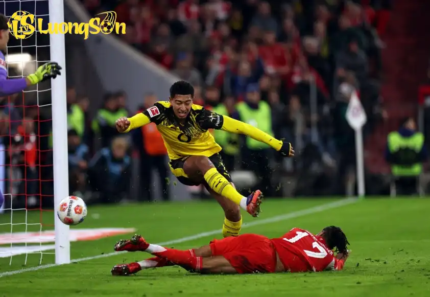 Jobe Bellingham đã mắc một sai lầm nghiêm trọng khiến Dortmund thua Bayern 1-2