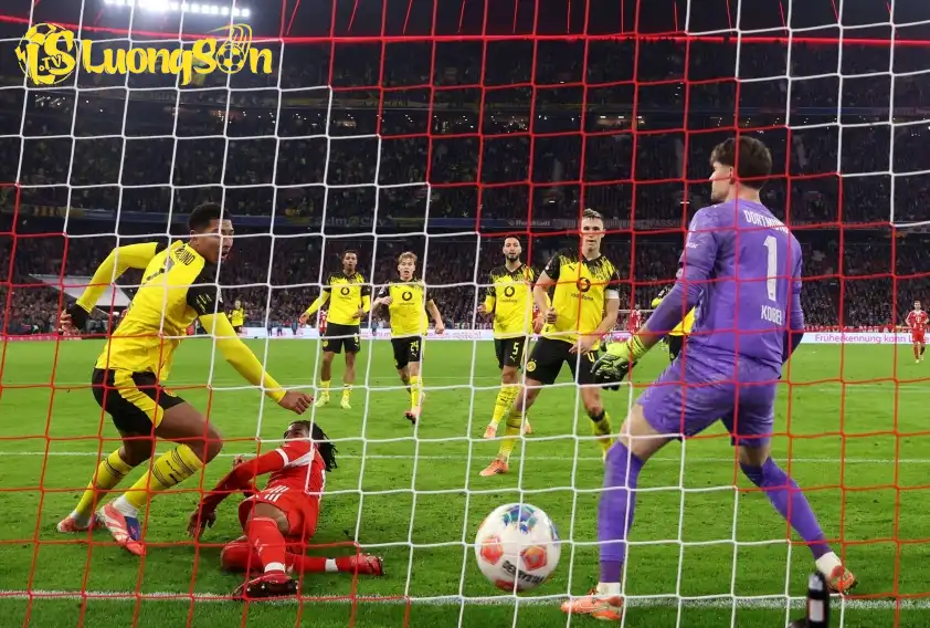 Tiền vệ này đã chật vật kiểm soát bóng, tạo điều kiện cho Olise ghi bàn cho Bayern