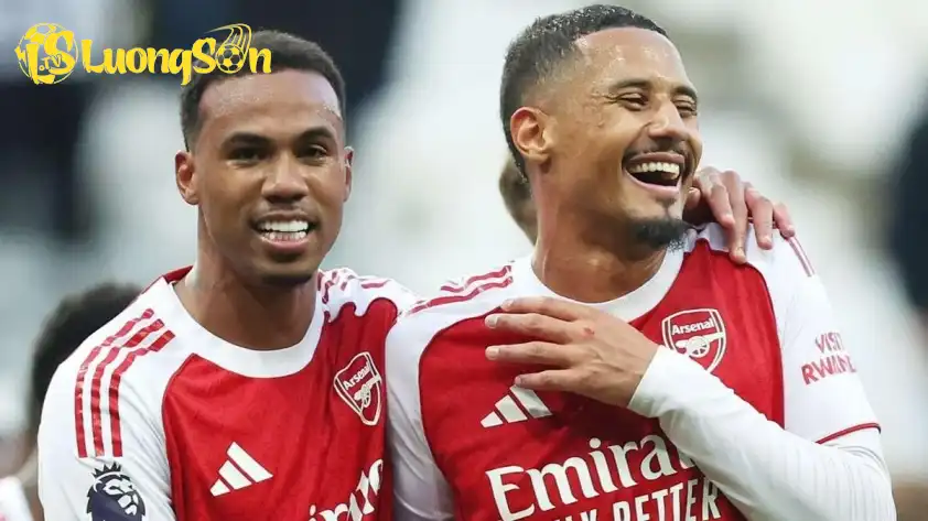 Arsenal đã san bằng kỷ lục phòng ngự của MU