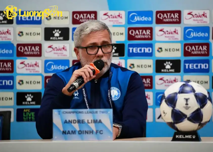 Trợ lý HLV Andre Lima đại diện CLB Nam Định dự họp báo